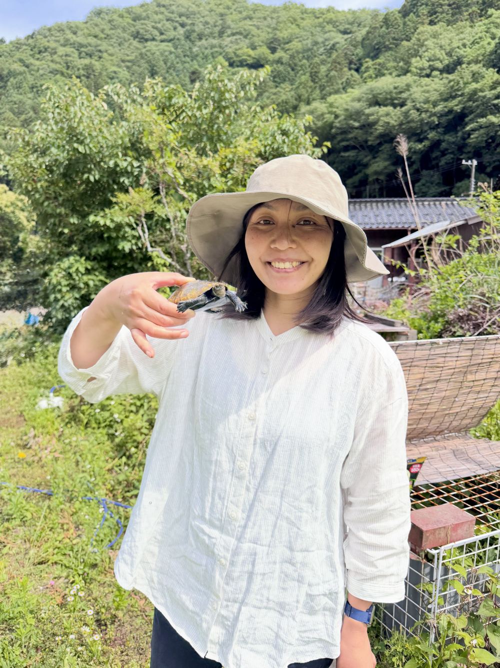 ニホンイシガメを手にのせている様子